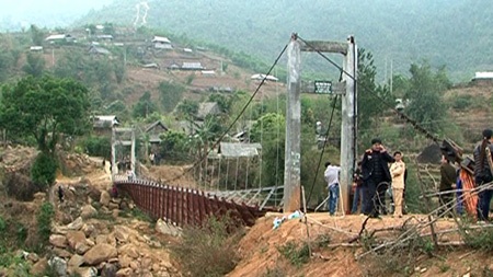 Khởi tố, bắt giam bị can thứ ba trong vụ sập cầu Chu Va 6 - 1 Hiện trường cầu treo Chu Va 6 bị lật