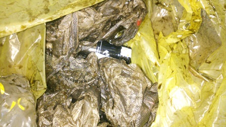 Dung dịch chất bẩn các đối tượng ném vào cửa hàng vàng