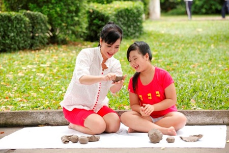 Chiều Xuân: Chơi lấm lem để cùng con tìm lại tuổi thơ đầy thú vị - 1 Bước đầu tiên của trò pháo đất cần nặn đất sét cho mềm và tạo hình cái niêu với đáy thật mỏng