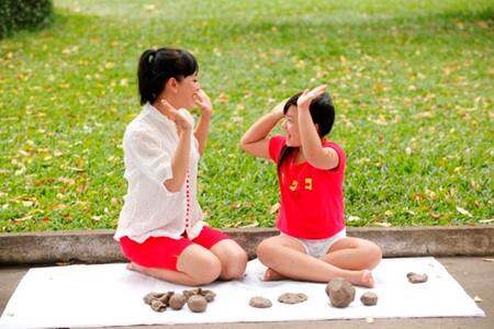 Chiều Xuân: Chơi lấm lem để cùng con tìm lại tuổi thơ đầy thú vị - 2 Hai mẹ con có vẻ ăn ý trong trò chơi này