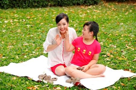 Chiều Xuân: Chơi lấm lem để cùng con tìm lại tuổi thơ đầy thú vị - 3 Chiều Xuân và Hồng Khanh chẳng sợ lấm bẩn khi cả mặt mày, quần áo đều lấm đầy đất sét