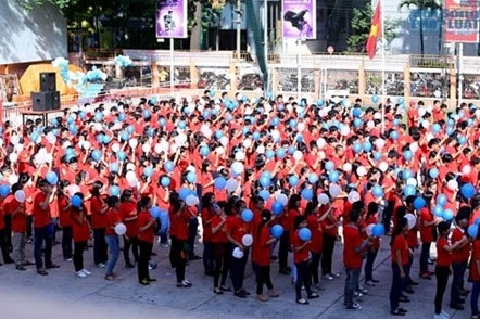 Trào lưu “cờ đỏ sao vàng” đang bùng cháy trong giới trẻ - 4 Mạng xã hội nhuộm đỏ màu áo quốc kỳ Việt Nam.