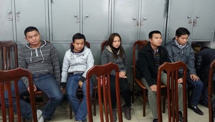 Đóng giả đại úy, con tướng công an để lừa “chạy” trường - 1 Nguyễn Huy Long (ngoài cùng bên phải) cùng các đối tượng trong ổ nhóm sử dụng thẻ tín dụng giả
