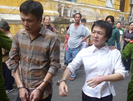 Chiêu độc bóp “của quý” người nước ngoài, để trộm ví tiền ngay trên phố - 1 Hai bị cáo Nguyễn Minh Dũng (áo trắng) và Nguyễn Minh Hiếu sau phiên xét xử