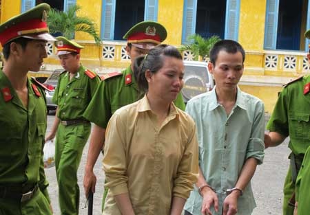 Hai vợ chồng “đồi bại” sau phiên tòa.