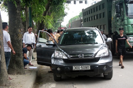 Hà Nội: Bị đâm chết khi đang ngồi trong ô tô - 2 Có một số nhân chứng đã nhận dạng được một trong những đối tượng đi xe máy.