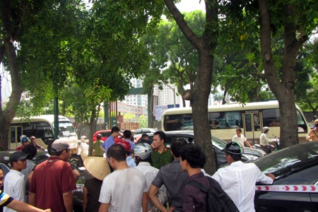 Hà Nội: Bị đâm chết khi đang ngồi trong ô tô - 3 Có một số nhân chứng đã nhận dạng được một trong những đối tượng đi xe máy.