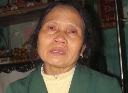 Bà Trần Thị Giầu nghẹn ngào kể lại sự việc với phóng viên. Ảnh TG