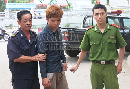 Đối tượng bị dẫn về CAP Ngọc Khánh - quận Ba Đình