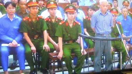 Cựu Phó chủ tịch HĐQT Ngân hàng ACB cùng đồng phạm tại phiên tòa, hôm 16-4