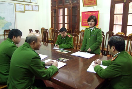 Nữ Cảnh sát khuất phục tội phạm ma túy có HIV - 1 Trung tá Thu Hà họp triển khai kế hoạch đấu tranh với tội phạm ma túy.
