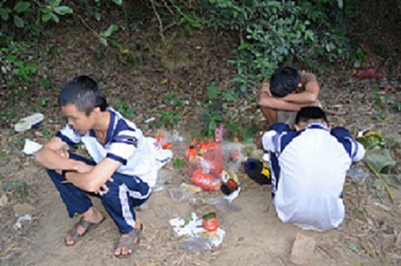 Kinh hoàng với trò chơi chết người đang rất phổ biến ở lứa tuổi học sinh - 1 Một nhóm học sinh đang tổ chức hít keo đã bị bắt quả tang
