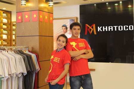 Khách hàng chụp hình ủng hộ chương trình “tự hào Việt Nam”