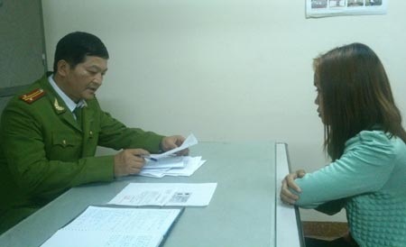 Cô gái nghèo bị ép lấy chồng khuyết tật người nước ngoài trừ nợ - 1 Nguyễn Thị C.T. tại công an phường Nguyễn Trung Trực, quận Ba Đình, Hà Nội.