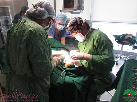 Thực hiện cắt mắt hai mí đẹp tại Thẩm mỹ Hồng Ngọc