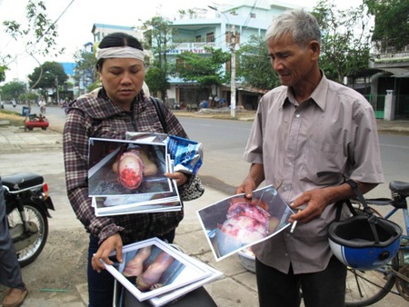 Hoãn phiên tòa xử 5 cán bộ công an dùng nhục hình ở Phú Yên - 1 Ông Ngô Văn Cộ (cha) và chị ngô Thị Tuyết (chị Kiều) mang theo các chứng cứ ra tòa