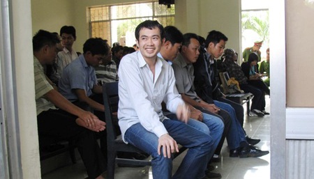 Hoãn phiên tòa xử 5 cán bộ công an dùng nhục hình ở Phú Yên - 4 Bị cáo Nguyễn Thân Thảo Thành tươi cười hớn hở tại phiên sơ thẩm