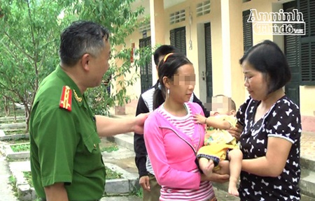 Vì nợ nần, cha nhẫn tâm bán con đẻ sang Trung Quốc - 1 CAH Mèo Vạc trao trả cháu bé cho gia đình nạn nhân