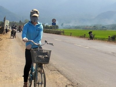 Nữ sinh đi một mình trên đường vắng là mục tiêu của đối tượng rạch mông (ảnh minh họa).