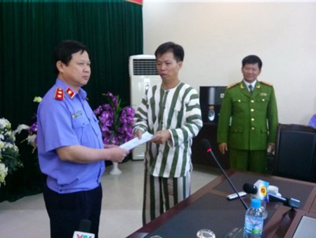 Vụ án oan của ông Nguyễn Thanh Chấn: Nguyên tắc suy đoán vô tội bị xem nhẹ - 1 Ông Nguyễn Thanh Chấn ngày nhận quyết định tạm đình chỉ thi hành án.