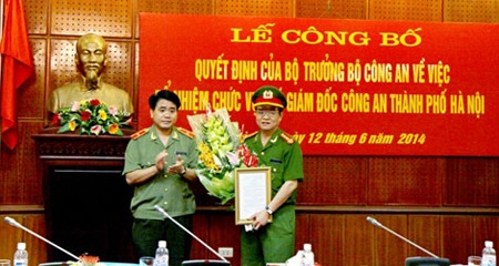 Người cầm quân ở “nhà số 7” - 1 Thiếu tướng Nguyễn Đức Chung, Giám đốc Công an TP Hà Nội tặng hoa chúc mừng Đại tá Đào Thanh Hải.