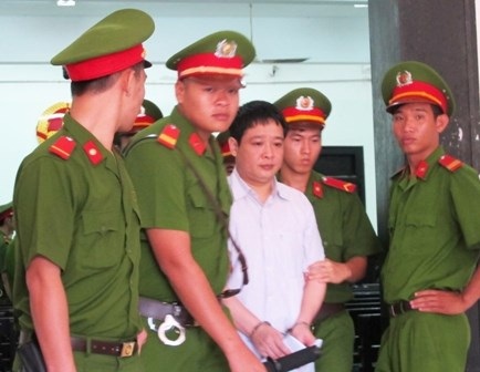 Hoãn phiên tòa vụ tham ô khi sửa ụ tàu vì vắng Dương Chí Dũng - 2 Hoãn phiên tòa vụ tham ô khi sửa ụ tàu vì vắng Dương Chí Dũng