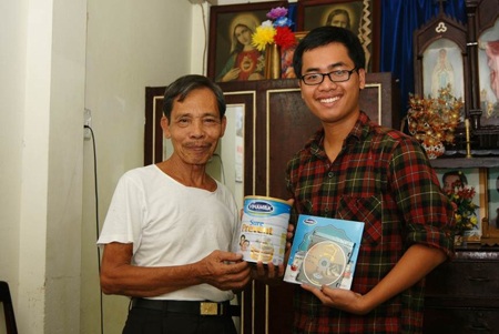 Cha, con và những câu chuyện lay động lòng người - 1 Bác Trần Văn Tước (TP.HCM) rất vui khi nhận quà từ chương trình