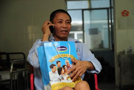 Cha, con và những câu chuyện lay động lòng người - 2 Chú Phạm Văn Hòa (Đà Nẵng) lắng nghe lời nhắn từ con gái