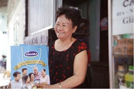 Mẹ Sáu cười rạng rỡ khi nhận được quà từ chương trình