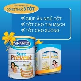 Anh Sự và mẹ nhận quà của chương trình vào Ngày của Mẹ