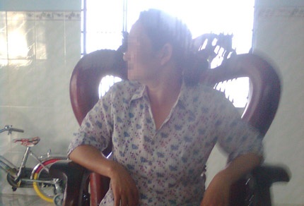 72 giờ giải cứu hai bé gái bị kẻ lạ mặt dụ dỗ “chơi trò tình ái” - 2 Chị Vũ Thị Thường (mẹ bé Tiên) kể về đứa con gái bị kẻ lạ mặt dụ dỗ vừa trở về. Ảnh TG