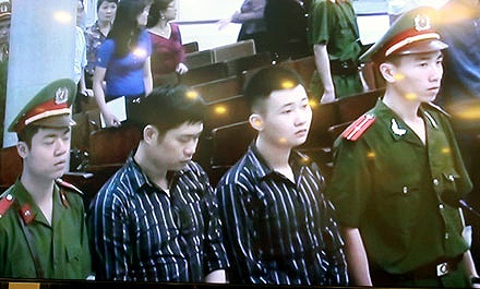 Dừng phiên tòa xét xử vụ thẩm mỹ viện Cát Tường - 1 Bị cáo Tường và Khánh làm ngơ với nhau tại tòa