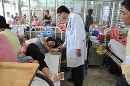 Tra tấn dã man người giúp việc vì nghi ăn cắp đồ - 1 BS Khiêm đang kiểm tra trước khi cho bệnh nhân Kết đi chụp Mri chiều 18/3