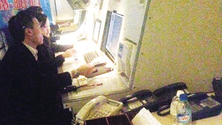 Những cảnh sát giao thông trên trời - 2 Các kiểm soát viên không lưu của ACC Hà Nội đang làm việc