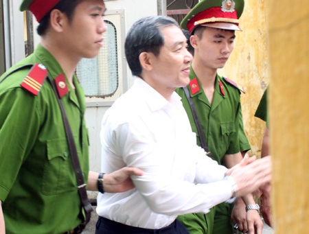 Y án tử hình Dương Chí Dũng, Mai Văn Phúc - 8 Cựu Chủ tịch Vinalines luôn giữ nụ cười mỉm trước giờ nhận án (Ảnh: N.Đức)