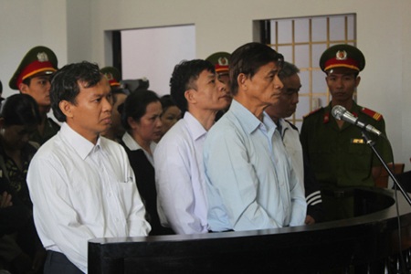 Tuyên án tử hình nguyên Giám đốc ngân hàng nhận hối lộ - 1 Bị cáo Vũ Việt Hùng (trên cùng) và các đồng phạm tại phiên tòa. Ảnh: TTXVN