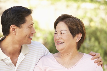 240 ngày – Con số biết nói - 1 Gần gũi, trò chuyện cùng mẹ nhiều hơn để mẹ vui khỏe mỗi ngày (Ảnh minh họa)