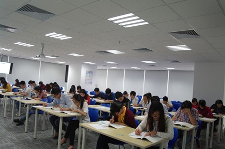 Bí kíp “vượt vũ môn” SamSung Asia Elite 2014 - 2 Thí sinh đang làm Global Samsung Aptitude Test (GSAT) I tại Hà Nội