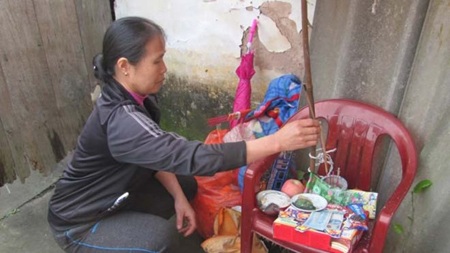 Bắt kẻ dùng cối đánh con gái 3 tuổi tử vong - 1 Thắp nhang cho bé xấu số. Ảnh: Duy Chiến.