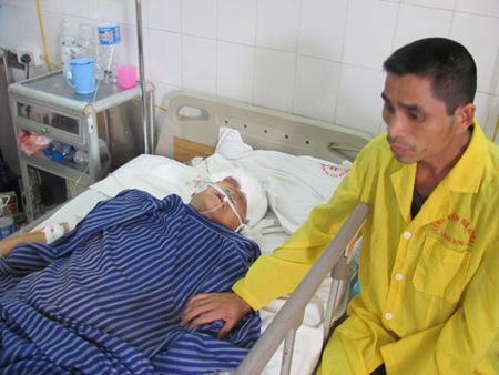 Bắt kẻ dùng cối đánh con gái 3 tuổi tử vong - 2 Bà Hoa đang cấp cứu tại bệnh viện. Ảnh: Duy Chiến