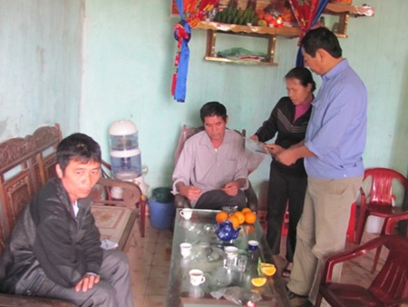 Bắt kẻ dùng cối đánh con gái 3 tuổi tử vong - 3 Nhiều người đến động viên, giúp đỡ gia đình nạn nhân. Ảnh: Duy Chiến