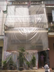 Bị khủng bố "bom" bẩn, dựng "lô cốt" cố thủ giữa Hà Nội - 1 Căn nhà được bọc kín như lô cốt của gia đình ông Trang, bà Lộc để tránh bom bẩn.