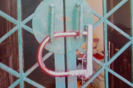 Bị khủng bố "bom" bẩn, dựng "lô cốt" cố thủ giữa Hà Nội - 2 Căn nhà được bọc kín như lô cốt của gia đình ông Trang, bà Lộc để tránh bom bẩn.