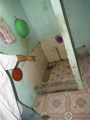 Phòng tắm, nơi người thân phát hiện xác chị Bé.