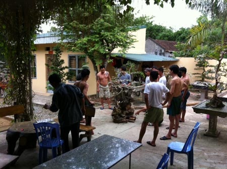 Khi “cậu ấm, cô chiêu” đi cai nghiện ma tuý đá - 1 Các học viên trong cơ sở cai nghiện ở Lương Sơn, Hòa Bình.