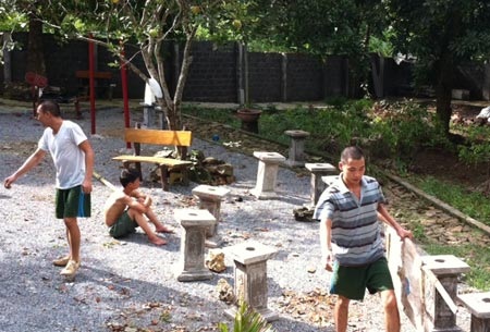 Khi “cậu ấm, cô chiêu” đi cai nghiện ma tuý đá - 2 Các học viên trong cơ sở cai nghiện ở Lương Sơn, Hòa Bình.