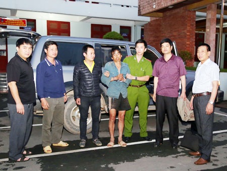 23 ngày đêm truy bắt hung thủ sát hại Công an viên - 1 Tổ công tác đã dẫn giải đối tượng Chè Văn Sung (áo xanh đứng giữa) từ Lai Châu về Sơn La.