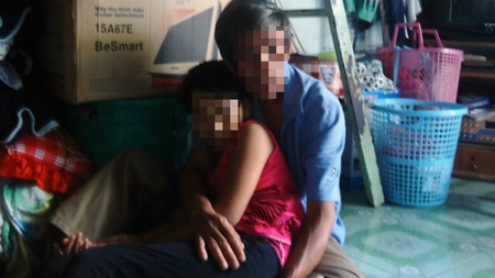 Chiếc điện thoại đồ chơi “làm chứng” gã hàng xóm hiếp dâm bé gái - 1 Bé gái nép sát bên người thân