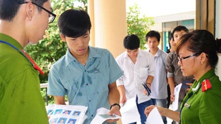 Lật tẩy đường dây thi hộ vào trường công an - 1 Các đối tượng đã chỉnh sửa ảnh thí sinh cho giống “người đóng thế”
