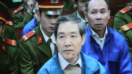 Bị cáo Mai Văn Phúc (phải) tại phiên toà sơ thẩm